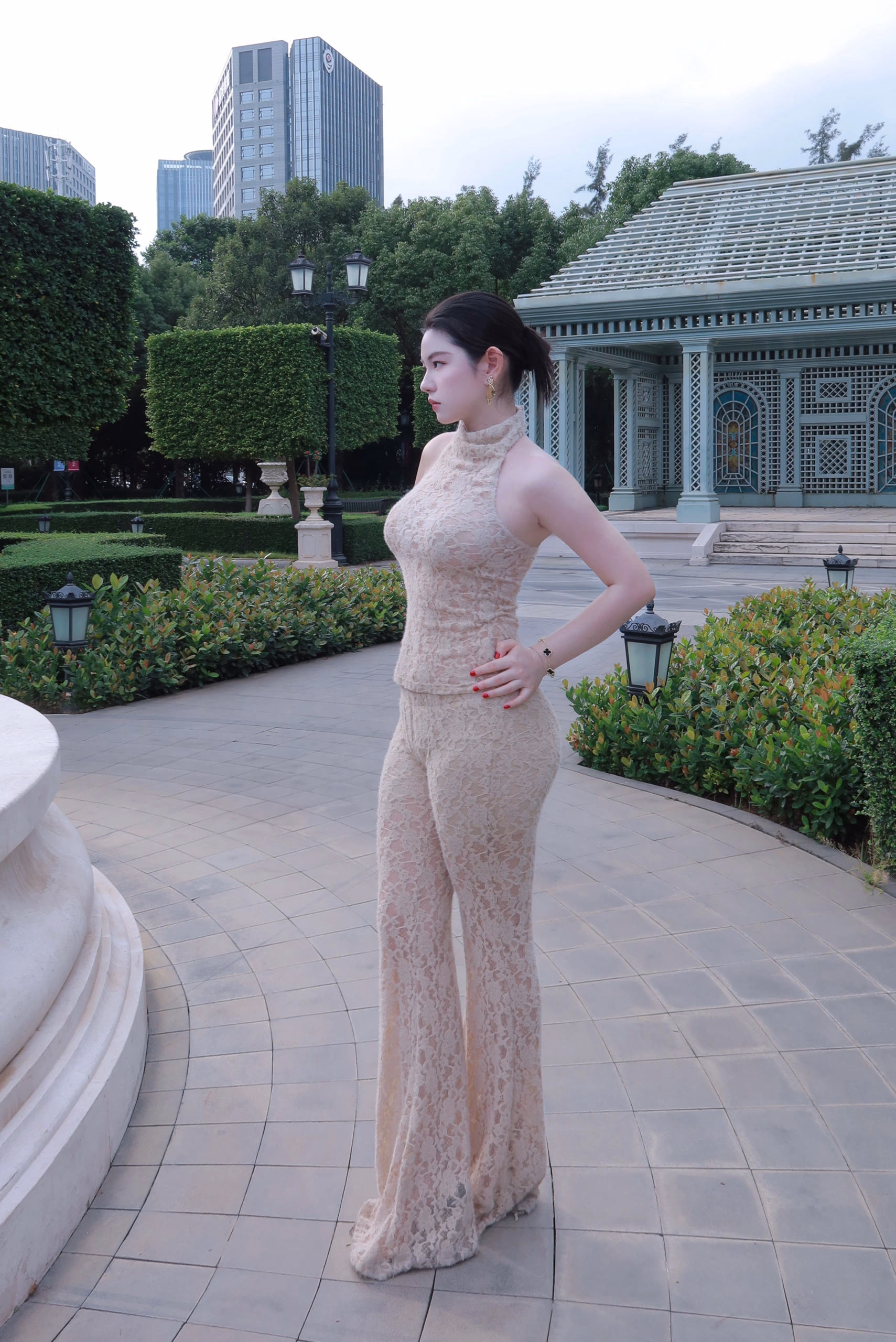 Một người phụ nữ hơi mũm mĩm 08