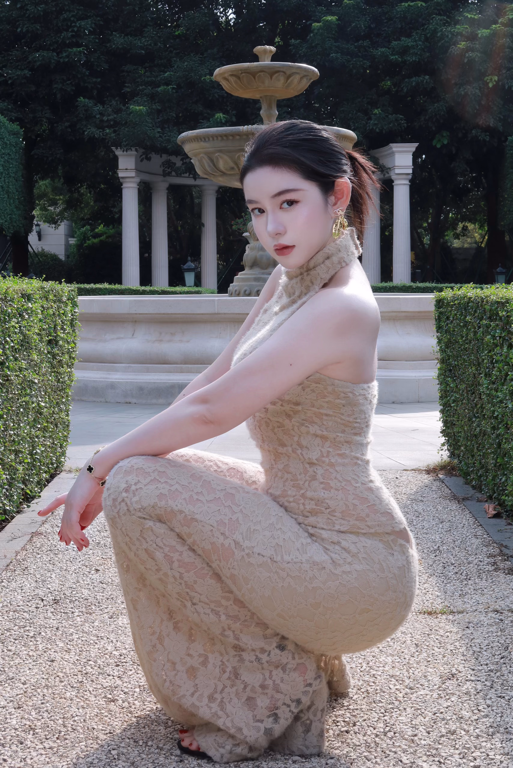 Một người phụ nữ hơi mũm mĩm 01