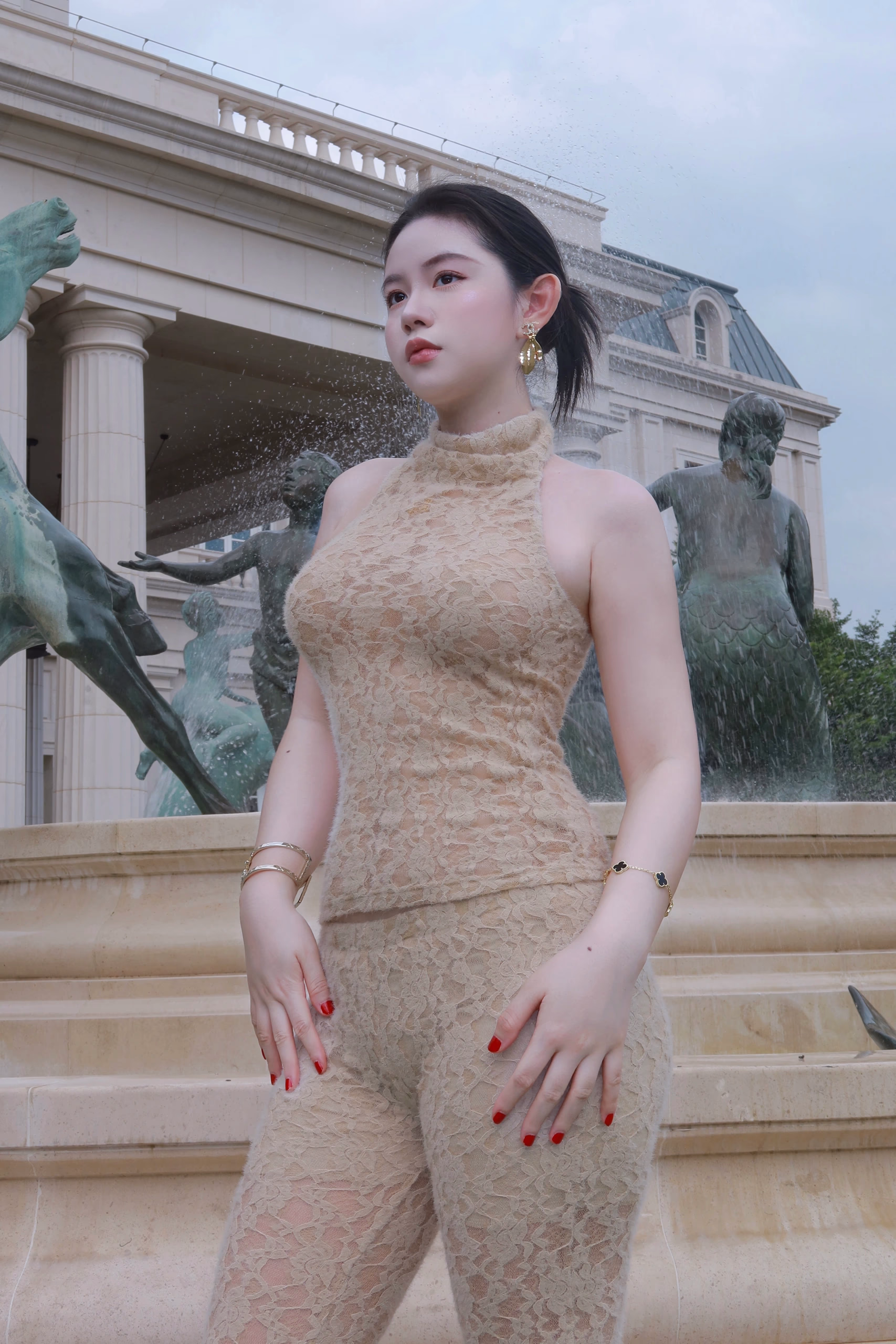 Một người phụ nữ hơi mũm mĩm 02