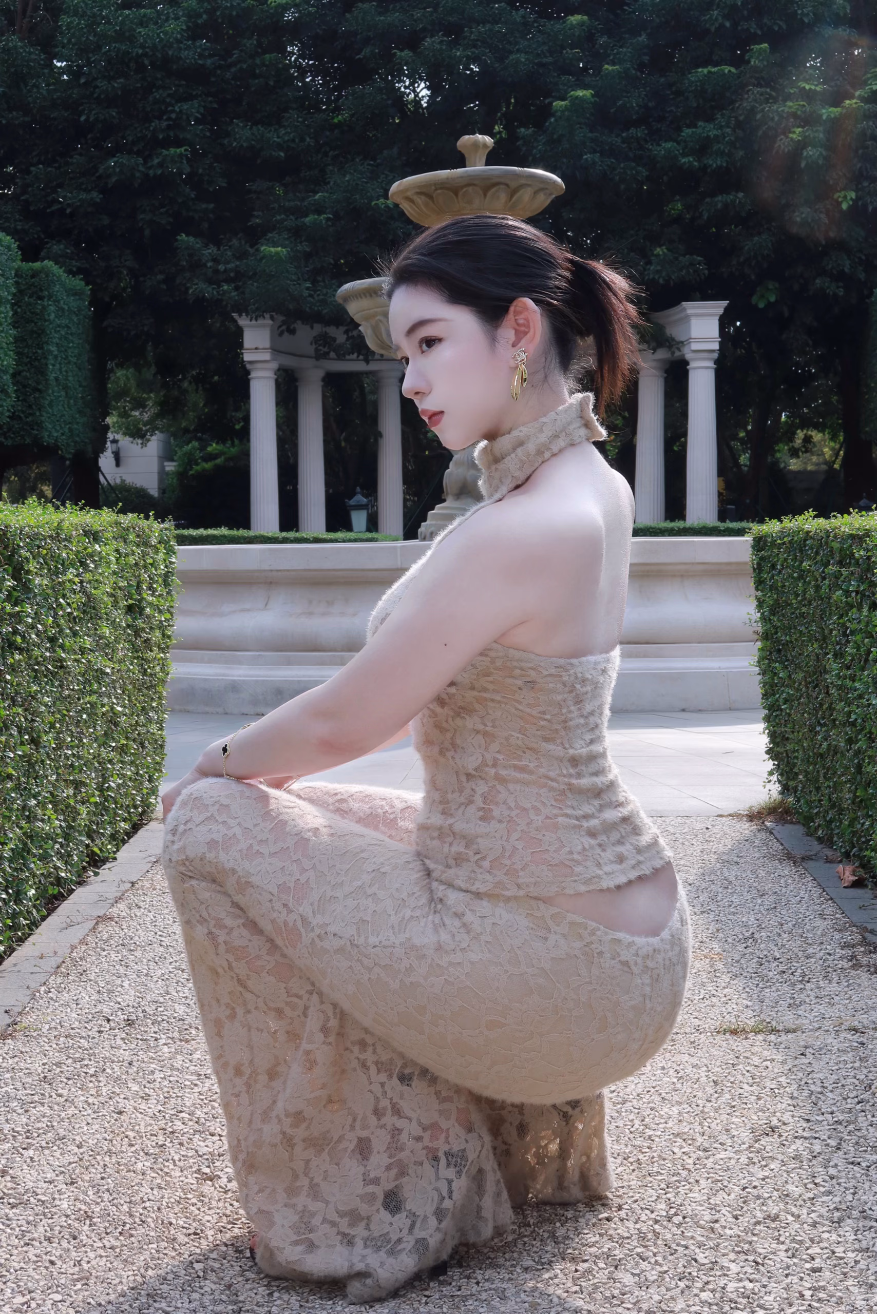 Một người phụ nữ hơi mũm mĩm 03