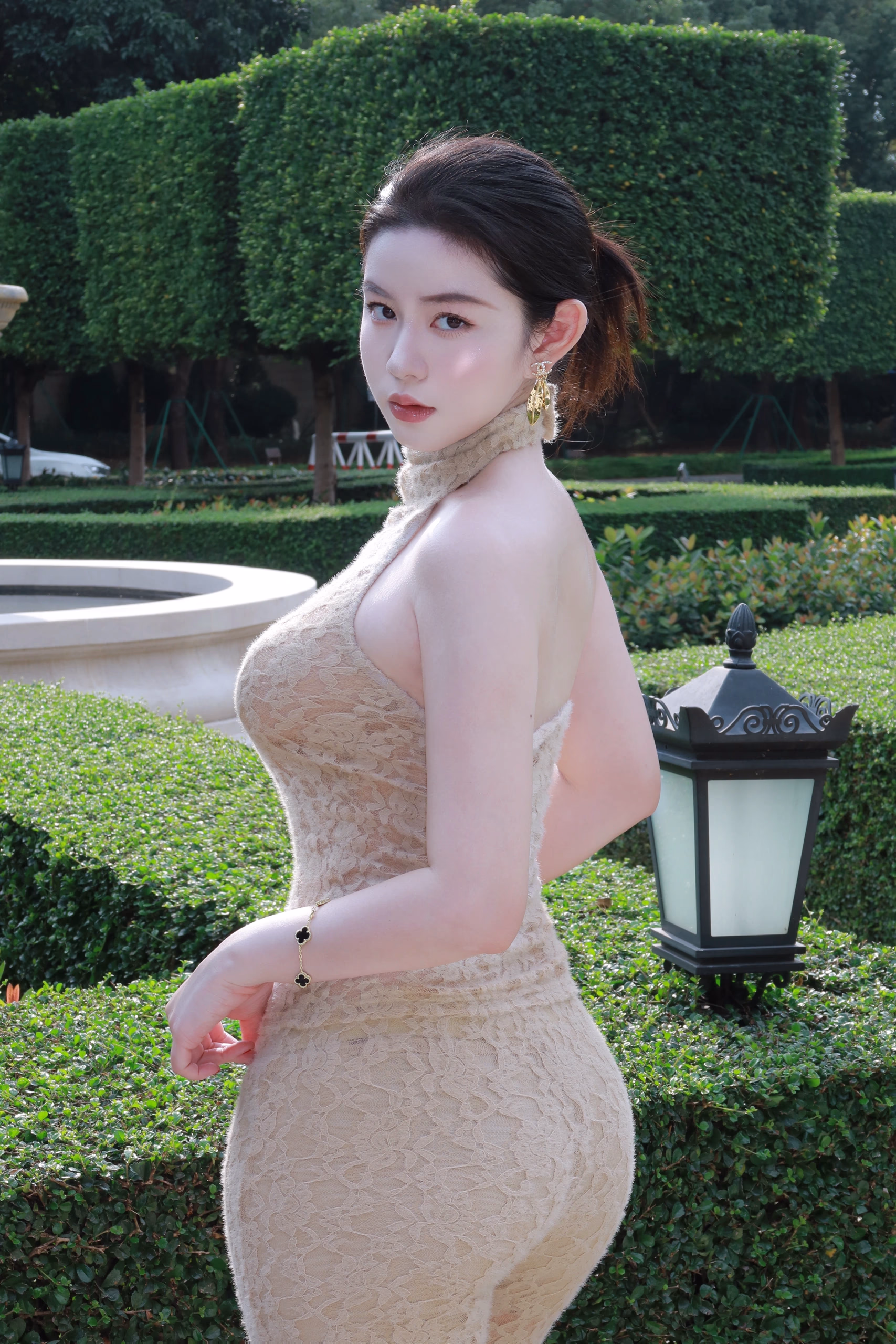 Một người phụ nữ hơi mũm mĩm 09