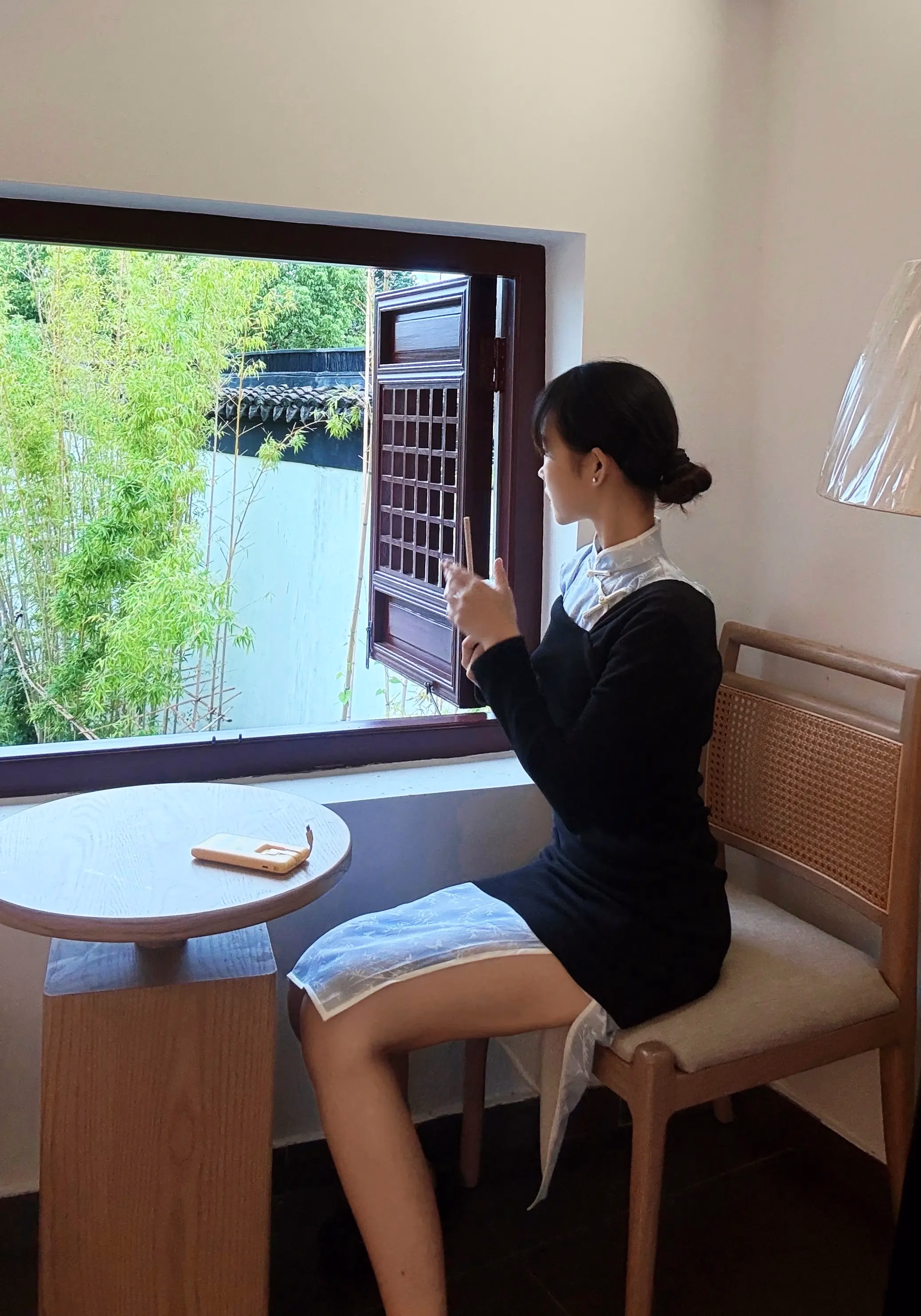 Cô ấy mặc một chiếc qipao tuyệt đẹp
