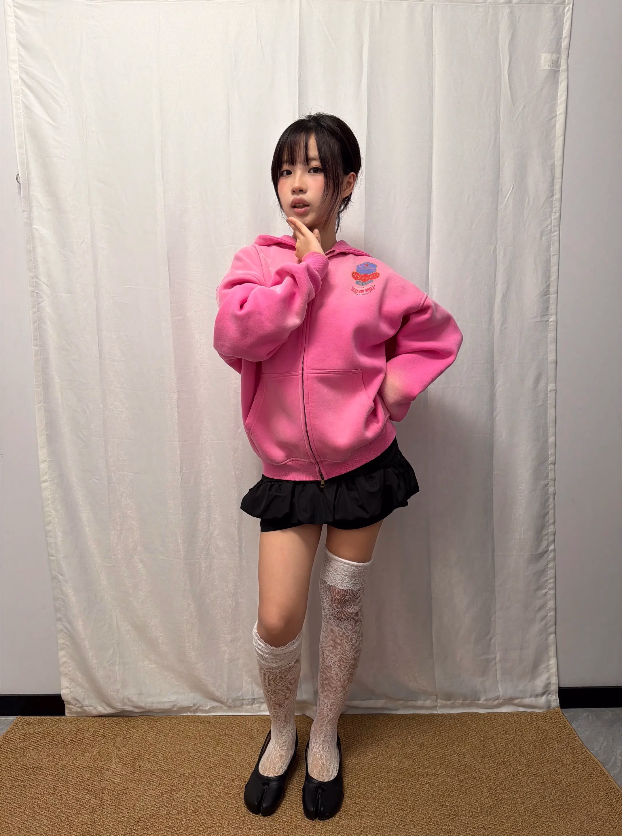 달달스타일 ,핑크후드티 ,블랙체크미니스커트 ,화이트레이스롱삭스 ,블랙버클슈즈 ,귀엽고쿨한 ,Y2K무드 ,코디추천（4）