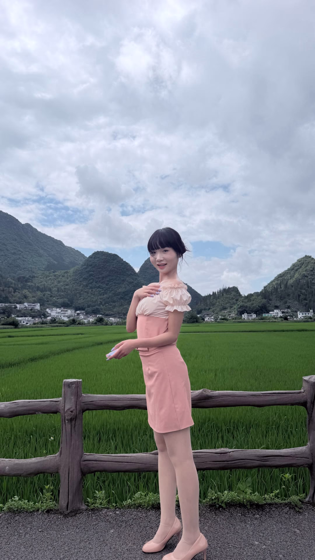 Trang phục toàn màu hồng